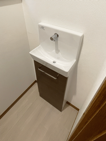 ホワイト系織物調のクロスでより空間を広く感じるトイレ 世田谷区S様邸 ホワイト系織物調のクロスでより空間を広く感じるトイレ 世田谷区S様邸